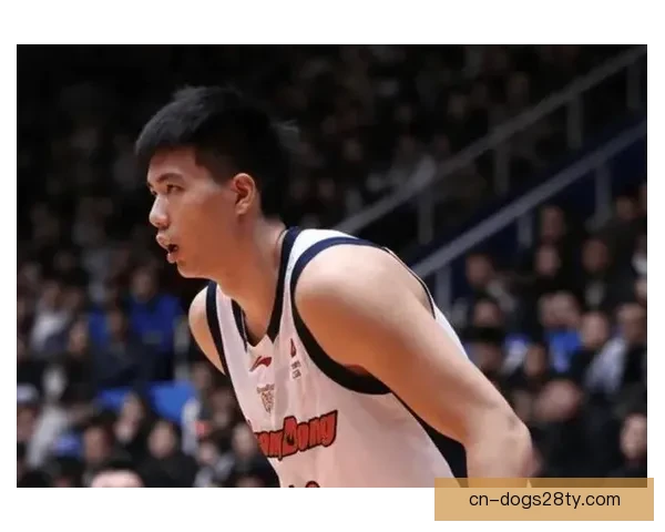 脚踝扭伤无碍焦泊乔亮相发布会